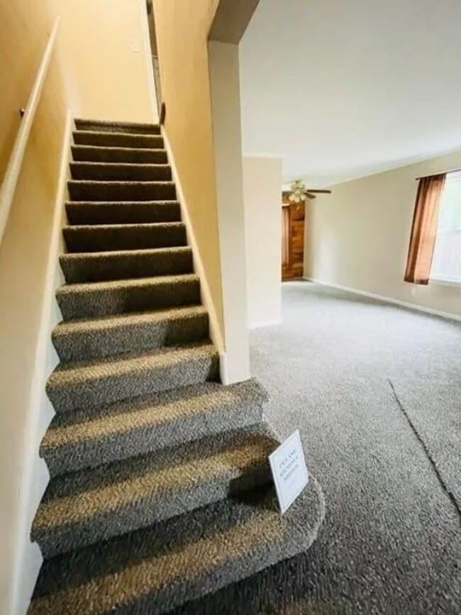 Building Photo - ? Cozy & Convenient 2-Bed Home in Euclid ?