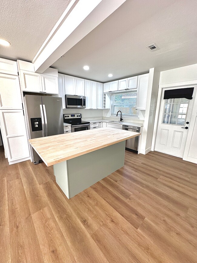 Photo - 1050 Nokomis St House