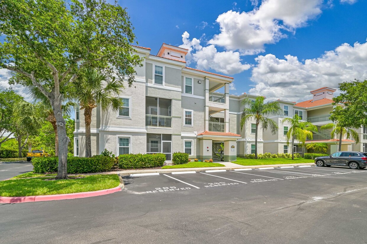 Foto principal - Now Available! 2 bed 2 bath condo in The T...