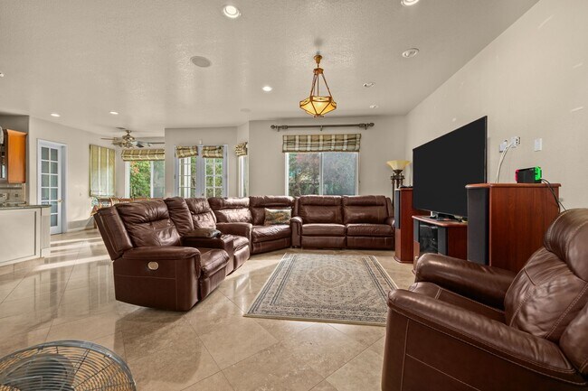 Foto del edificio - Expansive estate style home - 5 minute drive to SDSU!