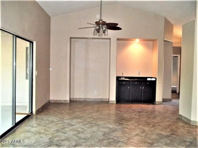 Foto del edificio - 3017 W Augusta Ave