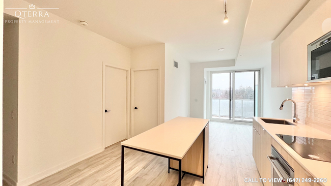 Photo du bâtiment - 215 Lakeshore Rd W
