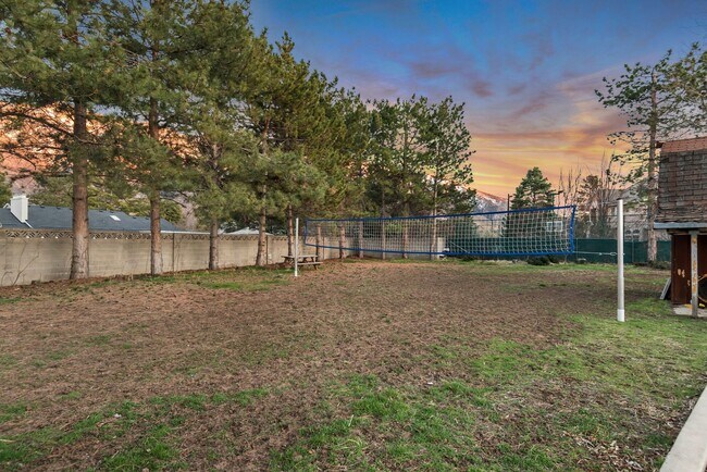 Foto del edificio - Beautiful 5-Bedroom Home in Sandy!