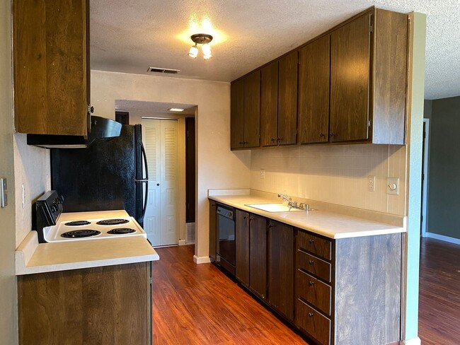 Building Photo - One Bed One Bath Condo in Sunpointe Condom...