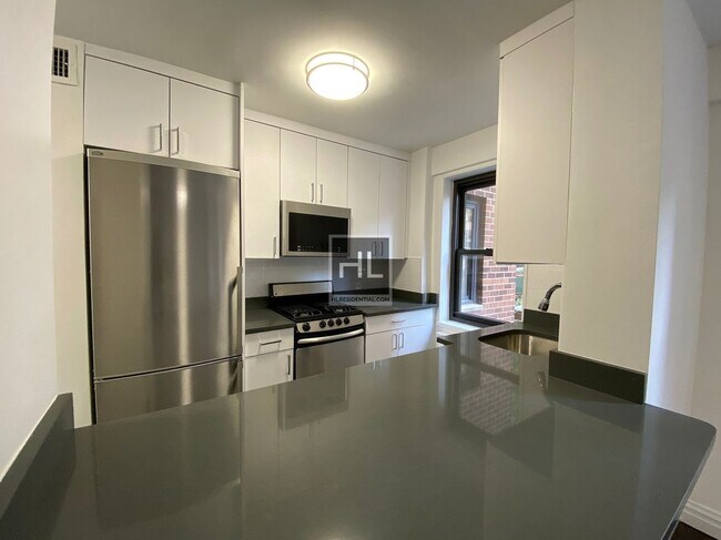 Foto del edificio - E 56th St | Sutton Place | 1BR / Flex-2 / 1BA | Avail June 1 | Doorman | Laundry | NO Broker's Fees!