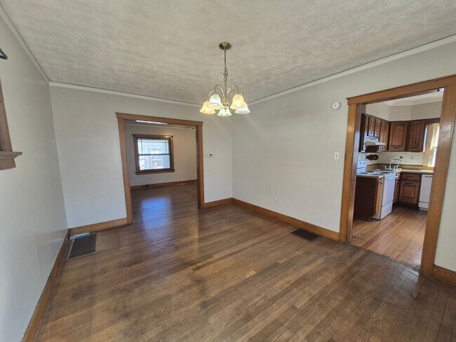 Building Photo - Charming 3 bedroom home