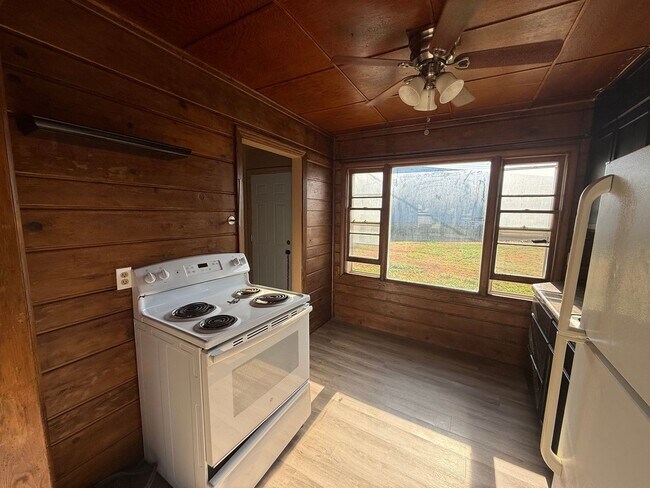 Foto del edificio - Two Bedroom, One Bathroom Home! Located Cl...