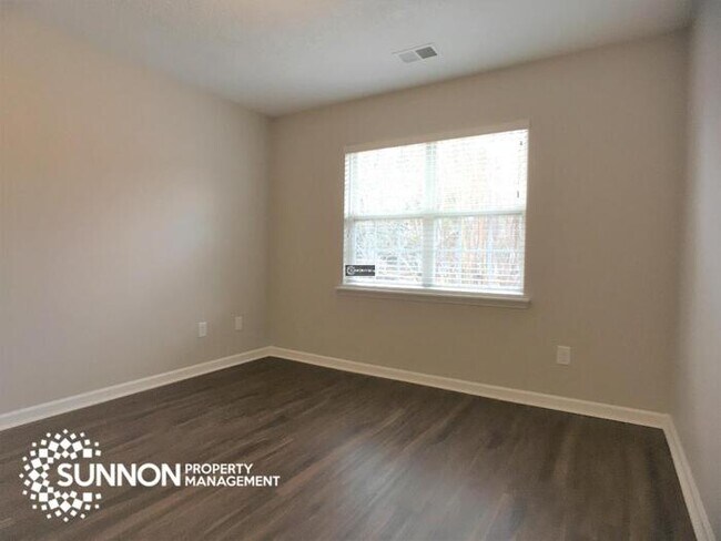 Foto del edificio - Beautiful End Unit Townhome in Mallard Creek!