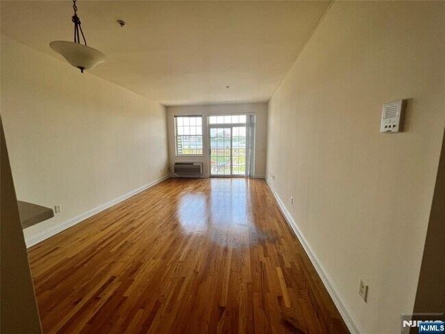 Foto del edificio - 1100 River Rd