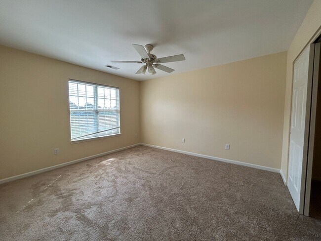 Foto del edificio - Stunning 5-bedroom, 3-bathroom corner lot ...