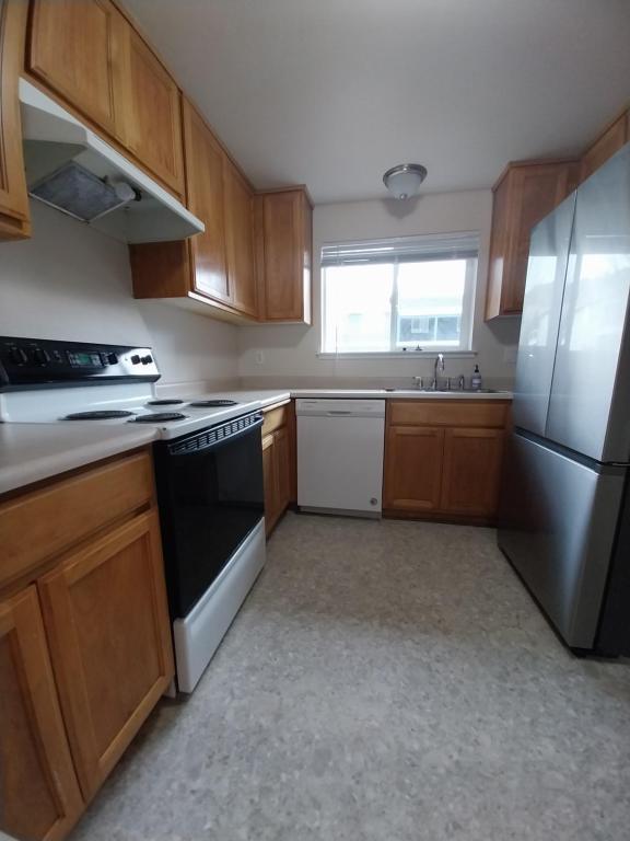 Building Photo - 1866 NE Fairview Ave