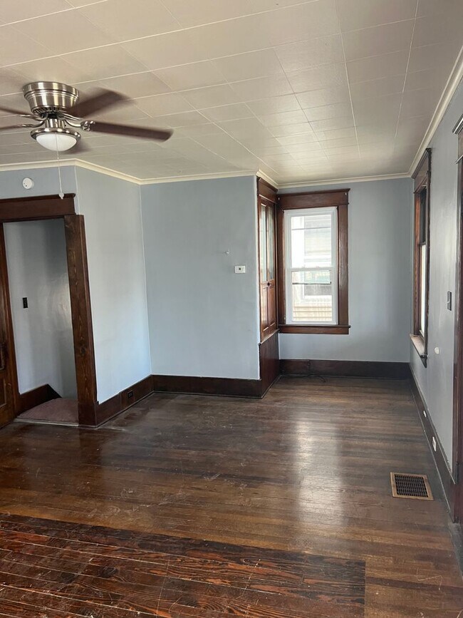 Building Photo - 1245 W 9th St