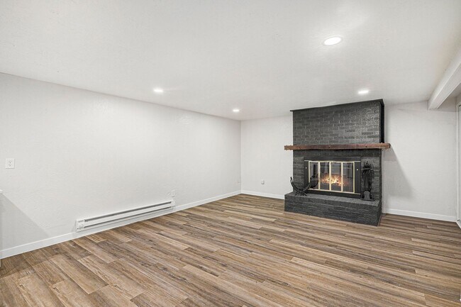 Foto del edificio - Updated 2-Bedroom Lower Unit with Private Entrance & Fenced Patio