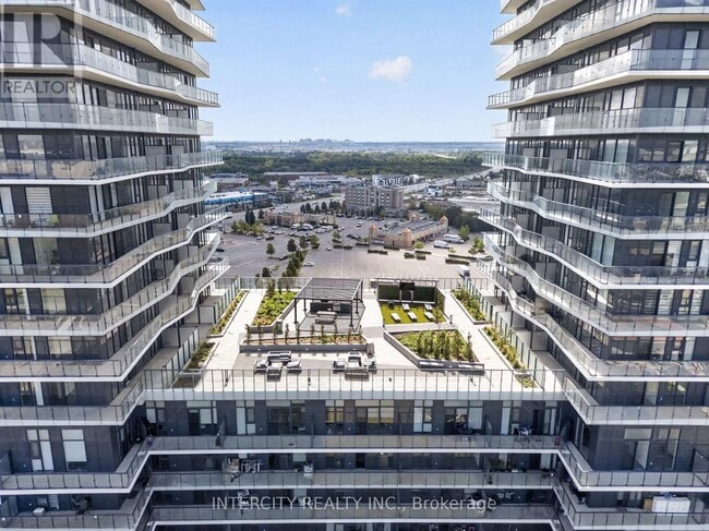 Building Photo - 15 Skyridge Dr