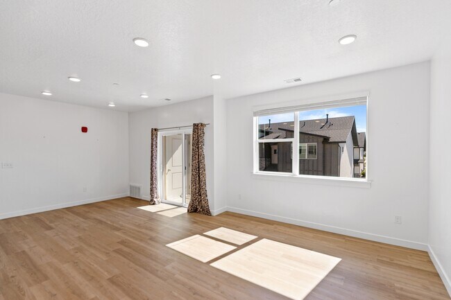 Building Photo - 463 W 60 S