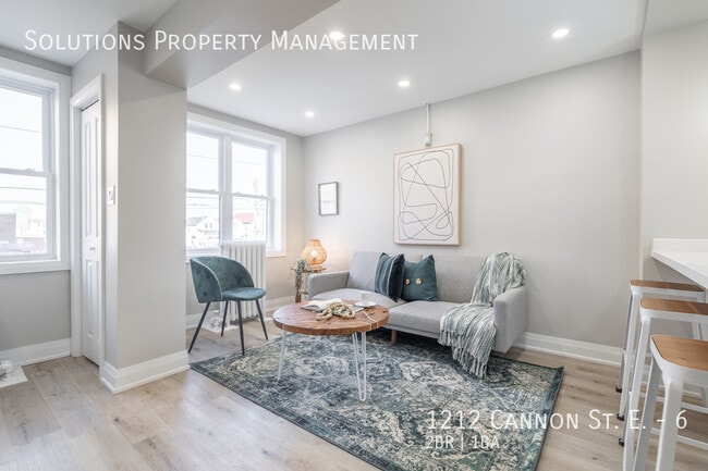 Building Photo - **2 bedroom Unit with Modern finishes!