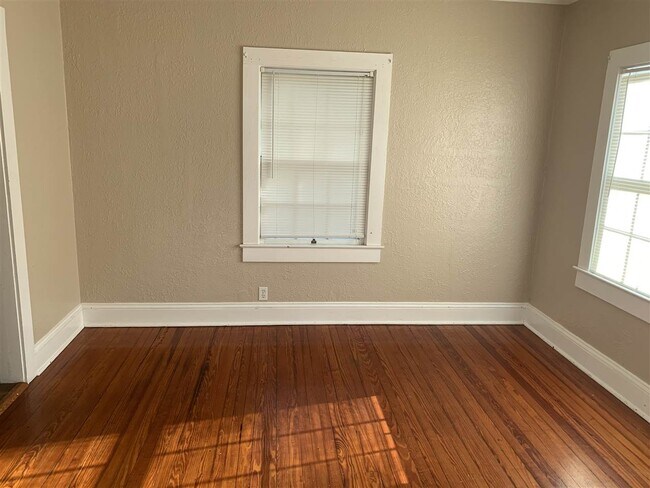 Foto del edificio - 1226 N Duval St