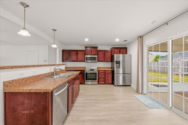 Foto del edificio - Spacious 5-Bedroom Home with Screened Patio & Private Fenced Yard in Guyton