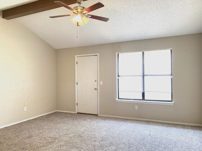 Foto del edificio - Great Home in Moore Schools ~ Close & Convenient to Highways & Shopping! - COMING SOON!
