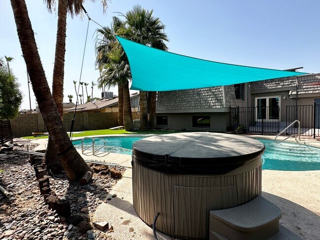 Building Photo - 5 BEDROOM SPLIT FLOOR PLAN WITH POOL AND H...