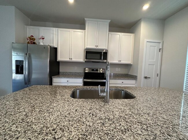 Building Photo - 266 Foxglove Dr