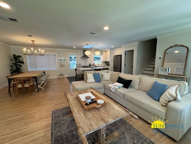 Building Photo - Stunning 4 Bedroom Home in Fort Walton Beach with Pool!