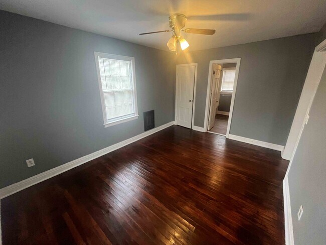 Foto del edificio - 817 Moulton St E