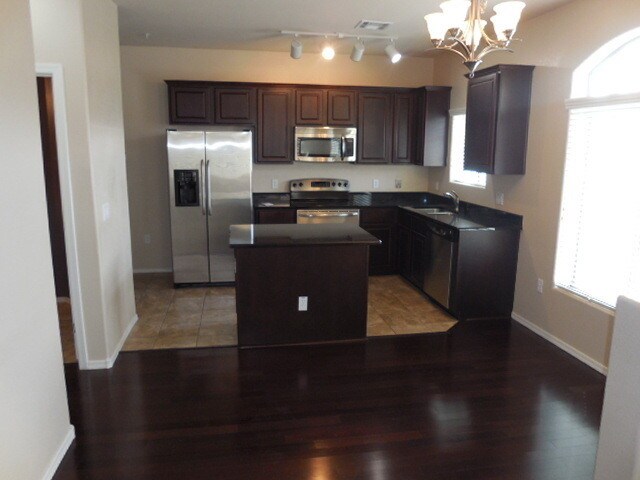 Foto del edificio - 1350 S Greenfield Rd