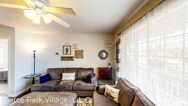 Building Photo - 4 br, 2.5 bath House - 6473 West Parapet D...