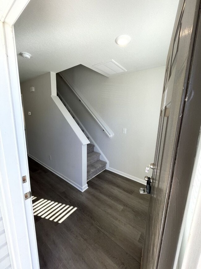 Building Photo - 2 Bedroom 2.5 Bathroom