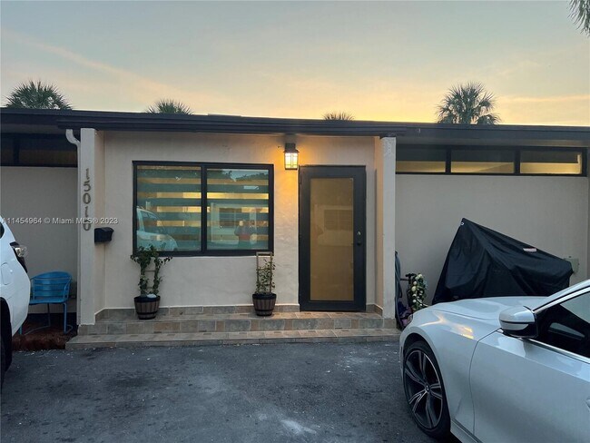 Building Photo - MIAMI LAKES CYPRESS VILLAS