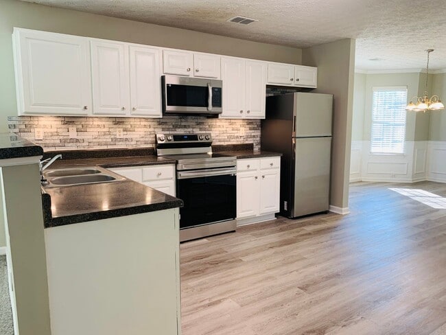 Building Photo - Prime location! 4 bed, 2.5 bath, LVP floor...