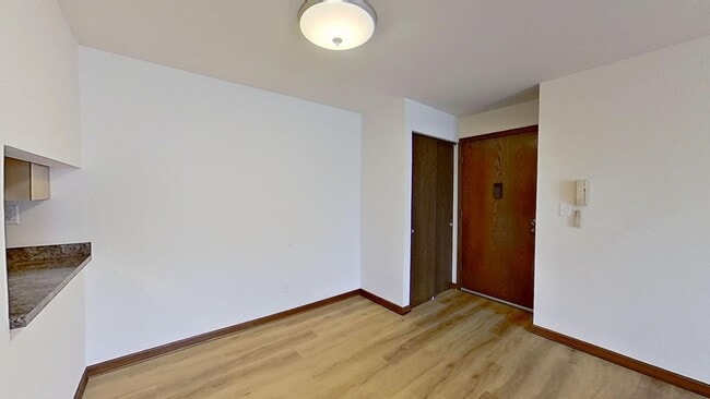 Building Photo - Lower 1 Bedroom 1 Bathroom Apartment Available