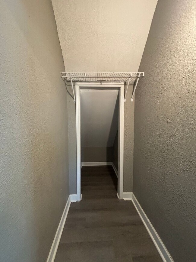 Building Photo - RENT THIS 3 BEDROOM 2 BATH AVAILABLE NOW