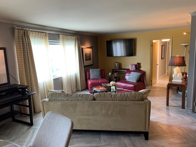Living room with TV - 720 Bayshore Dr