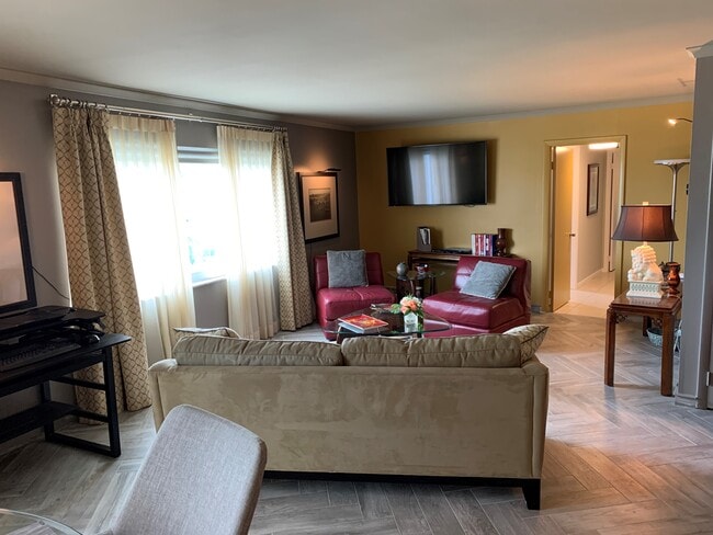 Living room with TV - 720 Bayshore Dr