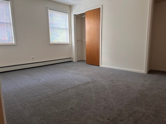 Building Photo - 12 Maple Pl