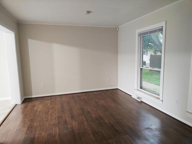Building Photo - 476 Robbe Ave