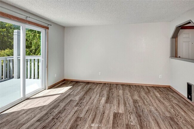 Building Photo - Burns 441 4 plex - North Bend