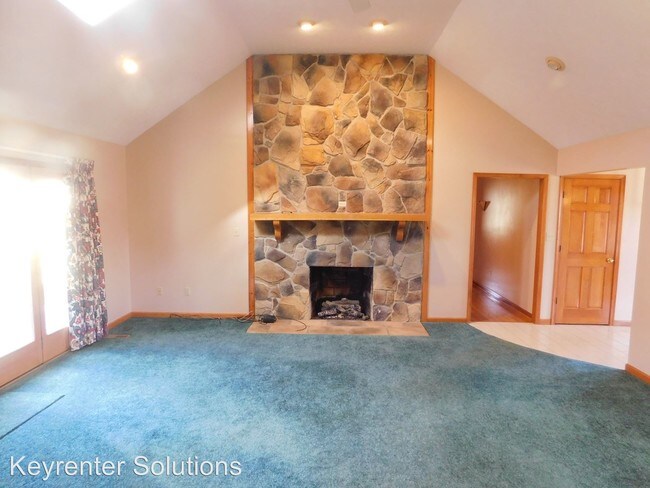 Building Photo - 2 br, 2.5 bath House - 266 McKinley Road