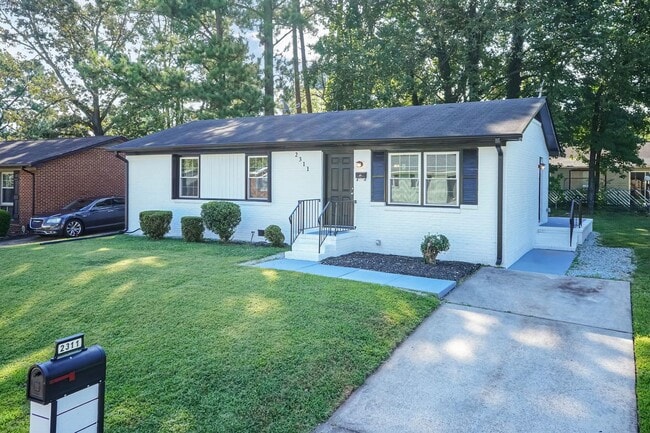 Building Photo - Three Bedroom Home!