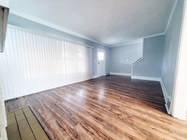 Building Photo - 3 Bed - 1 Bath Colonial for Rent | Newly Renovated!