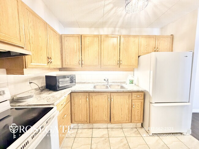 Photo du bâtiment - All-Inclusive 3-Bedroom Home with Parking, Porch & Backyard in Kitchener