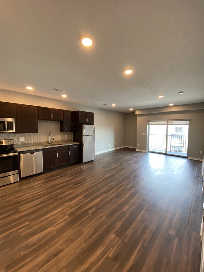 Building Photo - Centerline