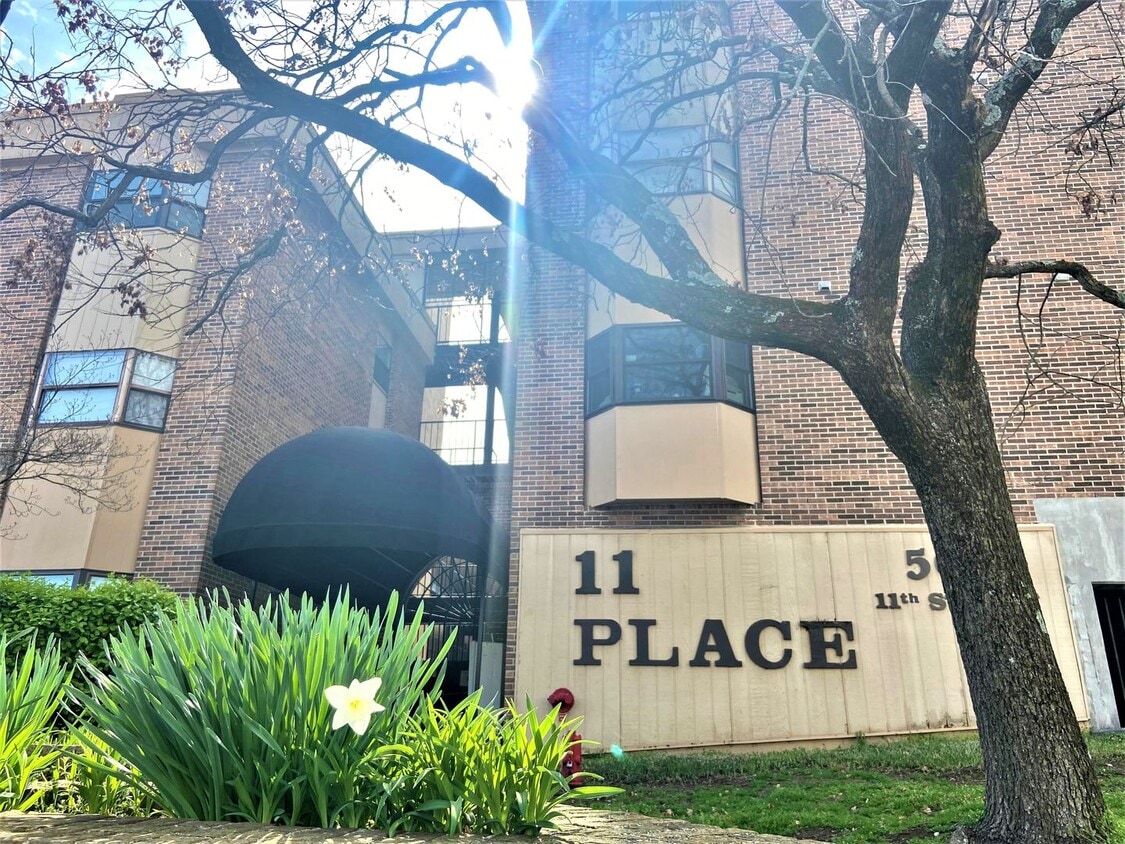 Foto principal - 11th Place Condominiums- 2BD/1.5 BA: Avail...