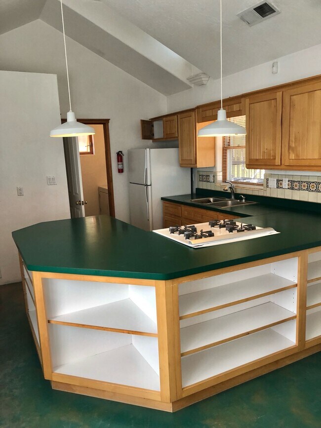 Foto del edificio - 718 Mountain Rd NW