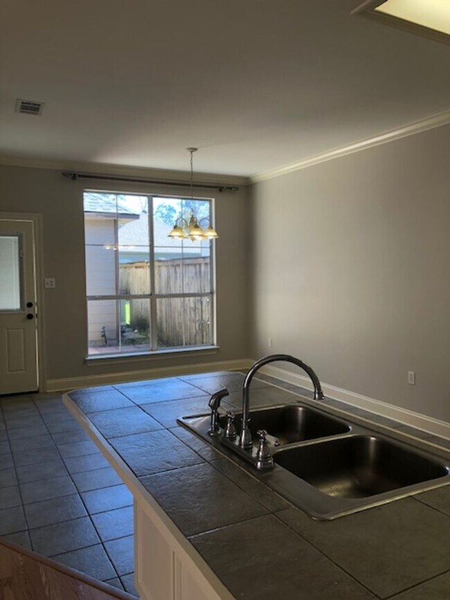 Foto del edificio - Great price 3BR LSU area!