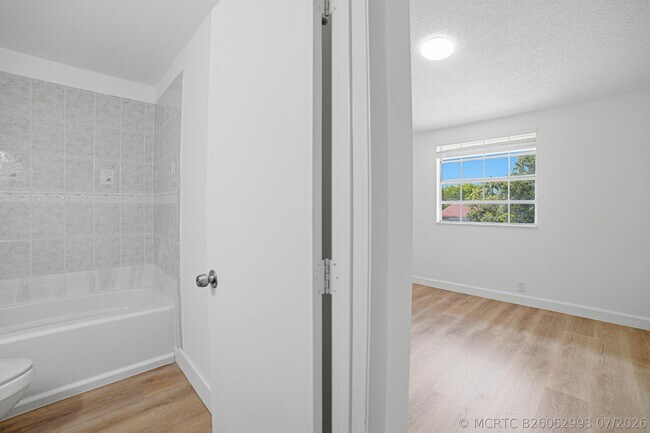 Foto del edificio - 8207 Fairway Rd