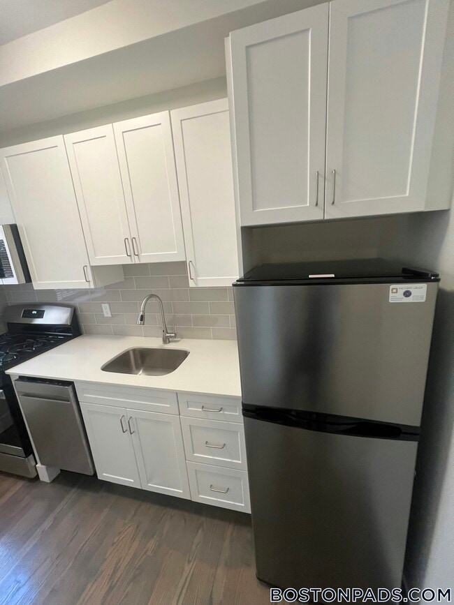 Building Photo - 77 Park Dr