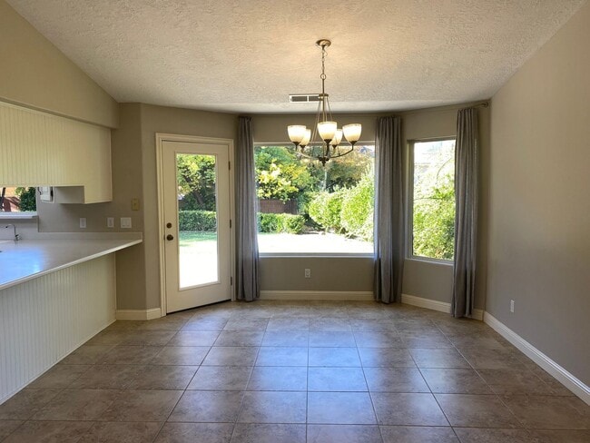 Building Photo - Bloomington beauty!